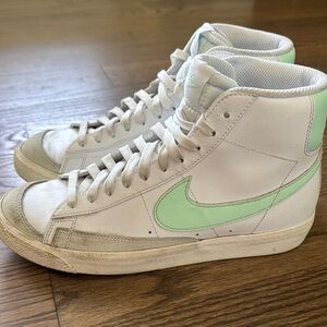 Nike Blazer Mid ‘77 grade school 7Y